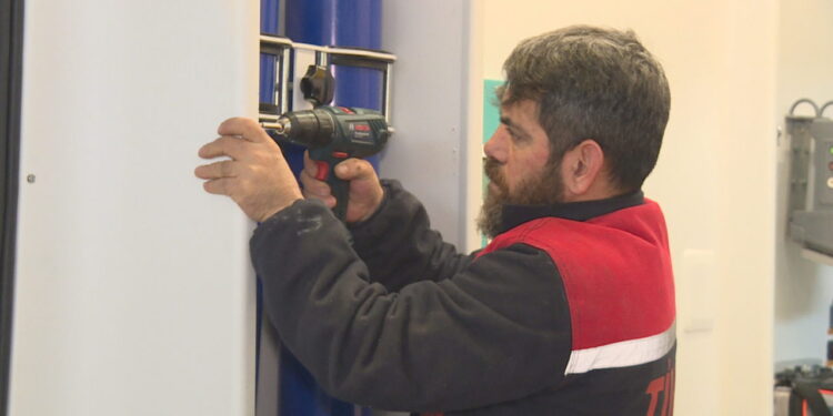 Pezullohet puna në disa fabrika, tërmetet në Turqi prekin industrinë automotive në Shqipëri