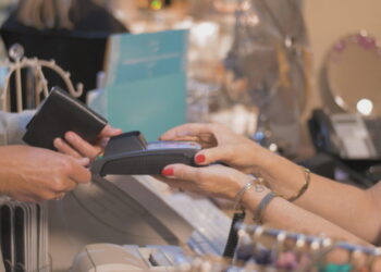 Jo vetëm cash, shqiptarët po përdorin kartat bankare për pagesa