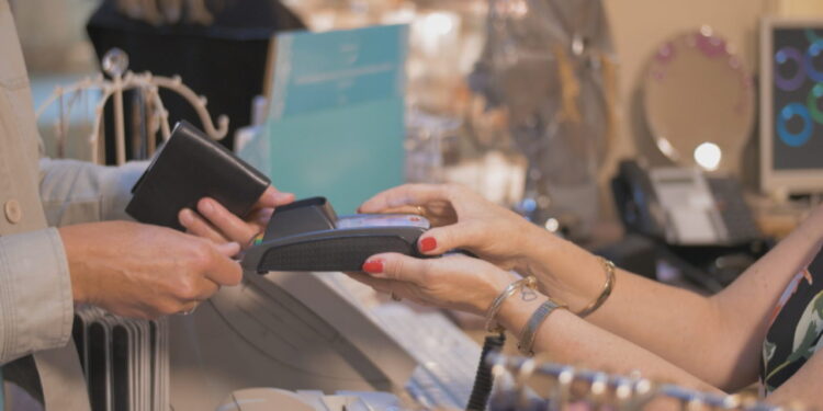 Jo vetëm cash, shqiptarët po përdorin kartat bankare për pagesa