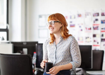 Punëtorët hibridë fitojnë më shumë se ata në distancë dhe në zyrë, sipas një studimi të ri – ja përse