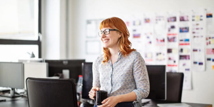 Punëtorët hibridë fitojnë më shumë se ata në distancë dhe në zyrë, sipas një studimi të ri – ja përse