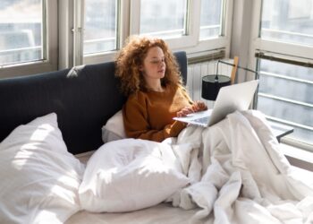 Të jesh sëmurë është histori e së shkuarës. Teknologjia nuk na lejon më ditë pushimi