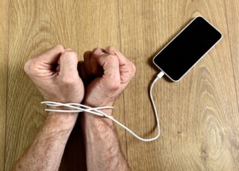 Koha para ekranit të telefonave është varësi apo çrregullim?