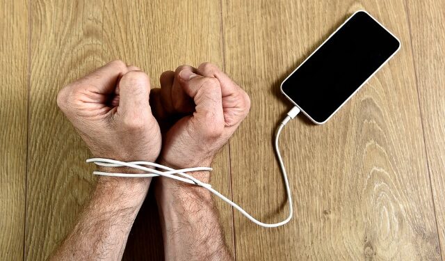 Koha para ekranit të telefonave është varësi apo çrregullim?