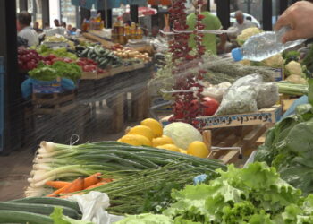 Bie inflacioni, por çmimet e ushqimeve mbeten të larta