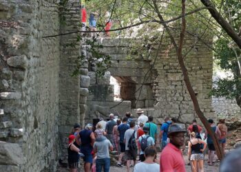 Dilemat e turizmit/ Të huaj vijnë, shqiptarët ikin jashtë