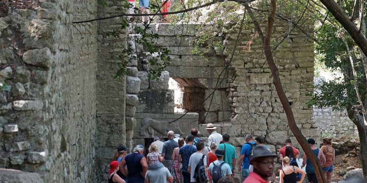 Dilemat e turizmit/ Të huaj vijnë, shqiptarët ikin jashtë