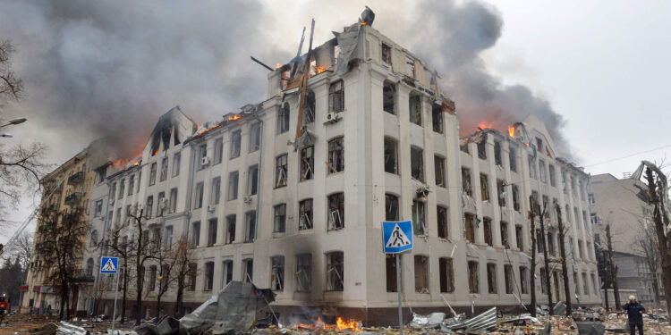 Një vit më pas, lufta në Ukrainë po ndikon ende ekonominë botërore