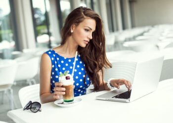 A ndihmon bukuria në punë?