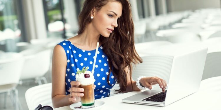 A ndihmon bukuria në punë?