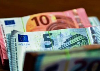 Shqiptarët zgjedhin euron, nuk jep efekt nisma e Bankës së Shqipërisë për deuroizimin