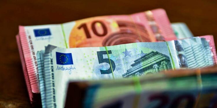 Shqiptarët zgjedhin euron, nuk jep efekt nisma e Bankës së Shqipërisë për deuroizimin