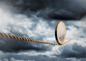 Tjetër goditje për euron, zbret nën 114 lekë