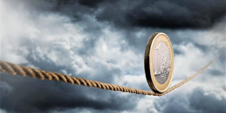 Tjetër goditje për euron, zbret nën 114 lekë