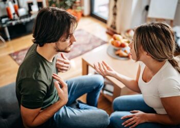 Si të zbuloni një gënjeshtar në sekond duke përdorur komunikimin joverbal