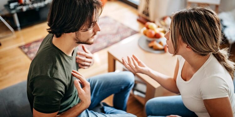 Si të zbuloni një gënjeshtar në sekond duke përdorur komunikimin joverbal