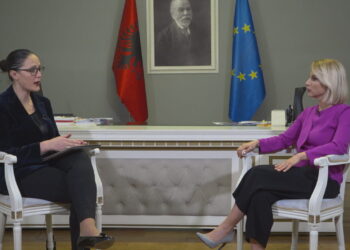 Flet ministrja e Financave: Ja sa do të rritet paga minimale deri më 2025 dhe efekti zinxhir