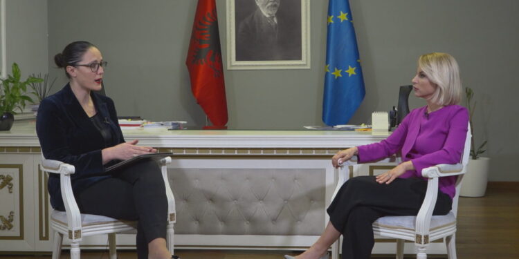 Flet ministrja e Financave: Ja sa do të rritet paga minimale deri më 2025 dhe efekti zinxhir