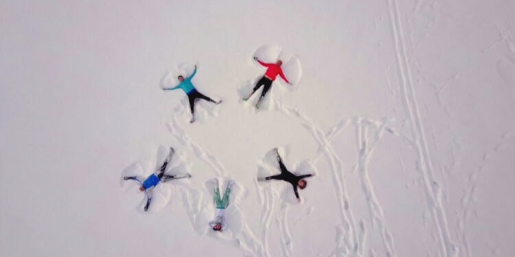 Finlandezët kryesojnë listën e më të lumturve, ku renditen shqiptarët?