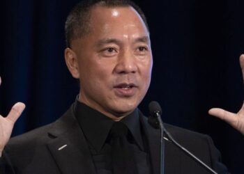 Miliarderi kinez akuzohet për mashtrim të investitorëve prej më shumë se 1 miliard dollarë