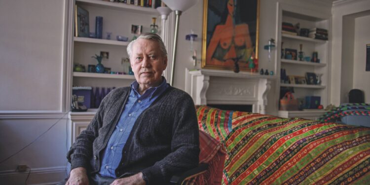 Miliarderi që dëshiron të vdesë i varfër, dhuroi të gjithë pasurinë e tij