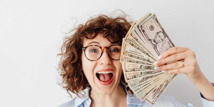 Kërkimet e reja nga shkencëtari, fitues i çmimit Nobel, tregojnë se paraja mund ta blejë lumturinë, por jo për të gjithë