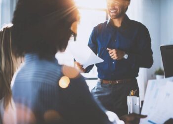 A duhet t’ua tregoni kolegëve pagën tuaj?