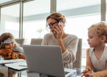 5 nga vendet më të mira në botë për prindërit që punojnë