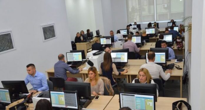 Shërbimet online, por me zgjedhjet në prag është rritur numri i të punësuarve në shtet