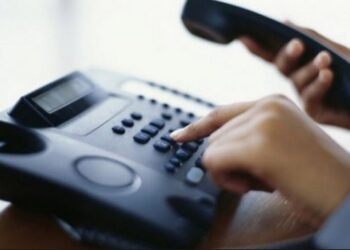 Shqiptarët “braktisin” telefonat fiks, flasin vetëm me celularë