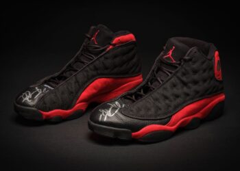 Atletet e Michael Jordan, veshur në finalen e NBA 1998, shiten për një rekord 2.2 milionë dollarë