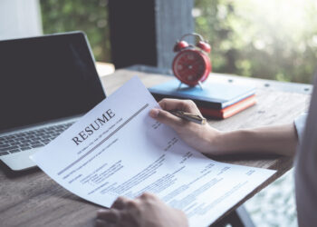 Disa fjalë që duhet t’i shmangni, nëse po shkruani një CV