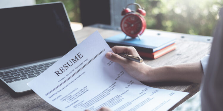 Disa fjalë që duhet t’i shmangni, nëse po shkruani një CV