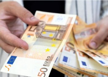 Euro pa frena, prek rekordin e ri historik në 112.3 lekë