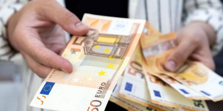 Euro pa frena, prek rekordin e ri historik në 112.3 lekë