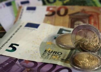 Euro zbret në minimumin e ri historik, ndikojnë prurjet informale në treg