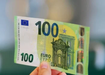 Euro në rënie të lirë, zbret në rekordin e ri historik 112.6 lekë