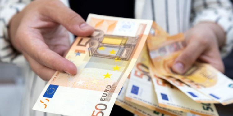 PIkiata e euros, monedha europiane zbret në 112.9 lekë