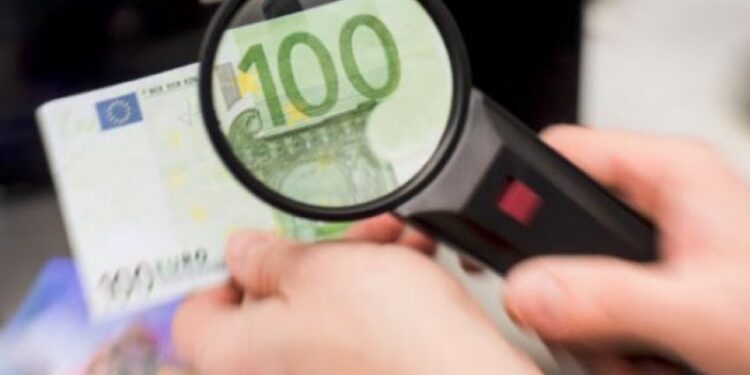 Si falsifikohen paratë në Shqipëri? Raporti zbulon mënyrat dhe prerjet më të shpeshta