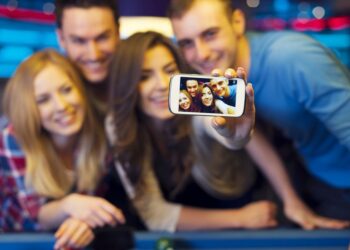 Si të bëni miq në një ambient të ri pune