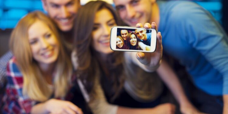 Si të bëni miq në një ambient të ri pune