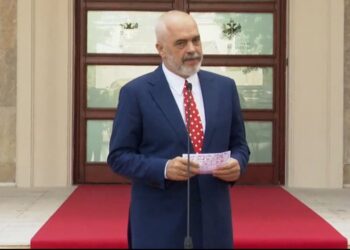 Dilemat e premtimit të Ramës për pagë 900 euro në shtet