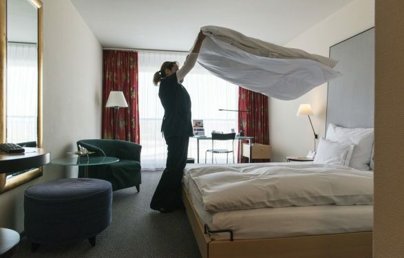 10 punë të çuditshme që njerëzit bëjnë në botë! Nga i ftuar në dasmë tek partner me qira