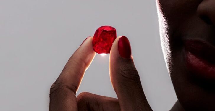 Del në shitje rubini më i madh në botë, pritet të blihet për 30 milionë dollarë