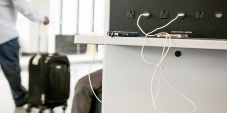 FBI paralajmëron: Kujdes me përdorimin e stacioneve publike të karikimit të telefonave