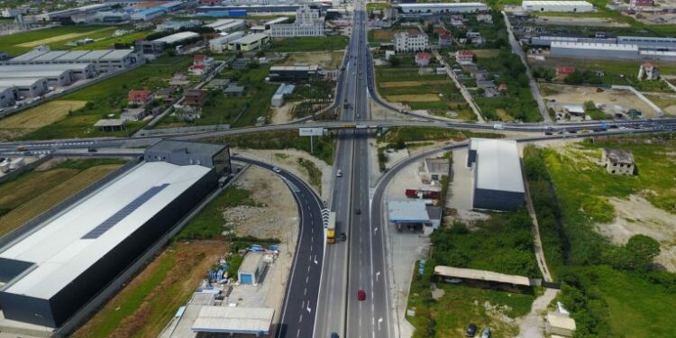 ARRSH mbyll kalimet e jashtëligjshme në autostradën Tiranë-Durrës. Përfundojnë punimet në Nyjen e Fllakës