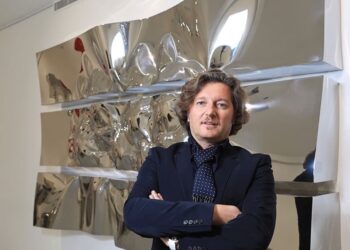 Artisti shqiptar krijon tavolinën me të shtrenjtë në botë, kushton 1.8 milionë euro