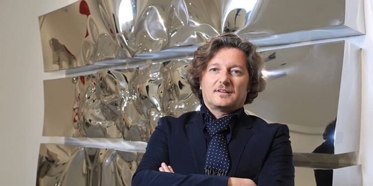 Artisti shqiptar krijon tavolinën me të shtrenjtë në botë, kushton 1.8 milionë euro