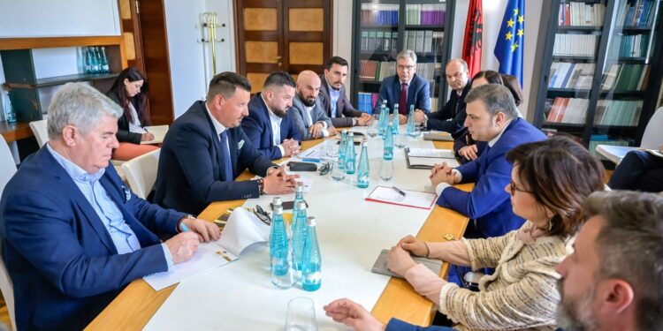 Guvernatori sqaron eksportuesit: Euro po bie nga ekonomia, ja si mund të mbroheni