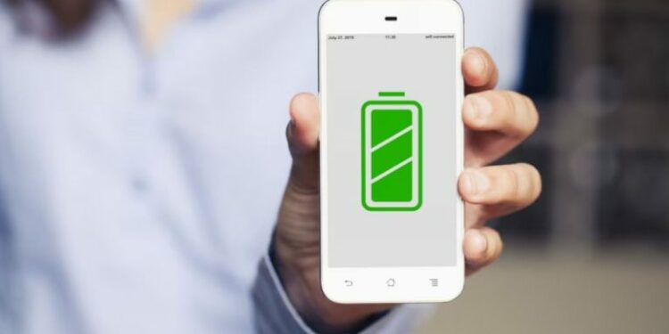 3 gabimet që bëjmë (pothuajse) të gjithë kur karikojmë celularin